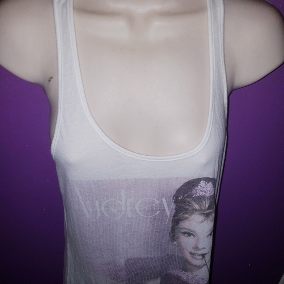 BREAKFAST AT TIFFANYS TANK - Picture 3 of 6